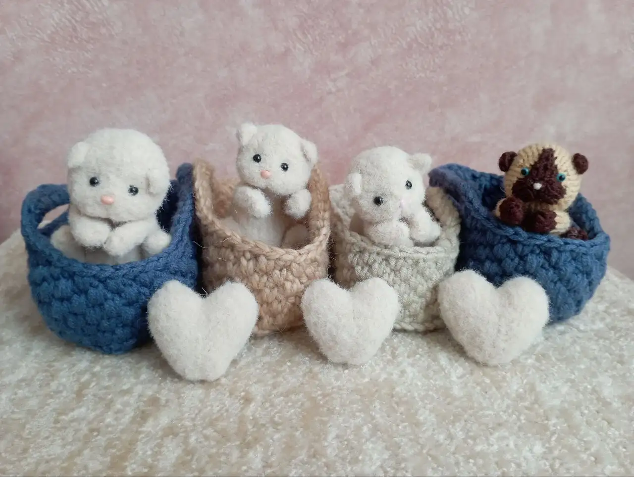 Вязаные игрушки: котенок и щенок в корзинке - Рукоделие (Хобби и отдых) в Ульяновск