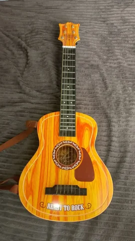 Продам гитару 6 струн - Музыкальные инструменты в Ульяновск