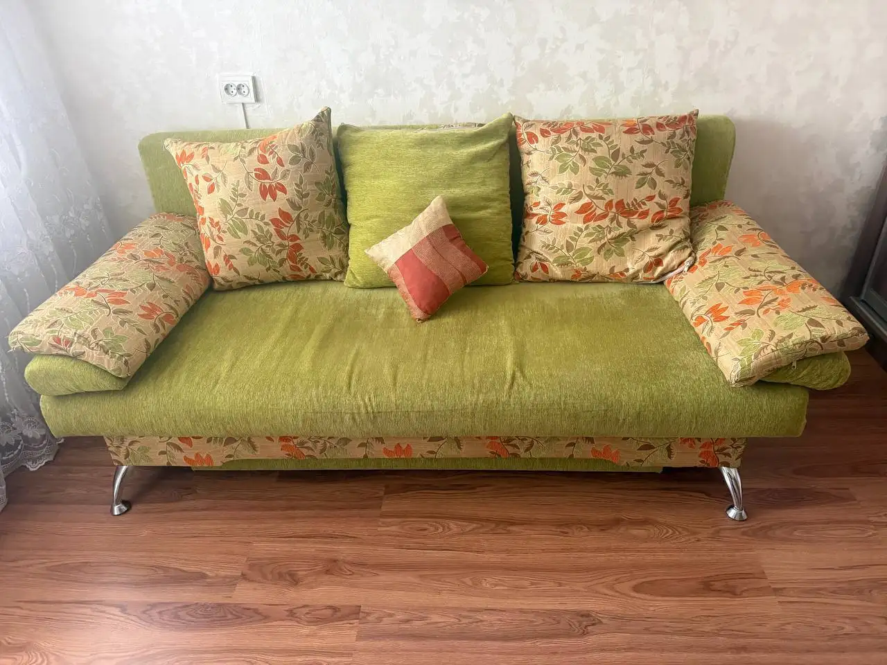 Зеленый раскладной диван с декоративными подушками - Мебель (Для дома и дачи) в Ульяновск