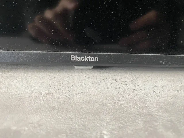 Телевизор, стол и пуфики - Смартфоны и гаджеты в Ульяновск