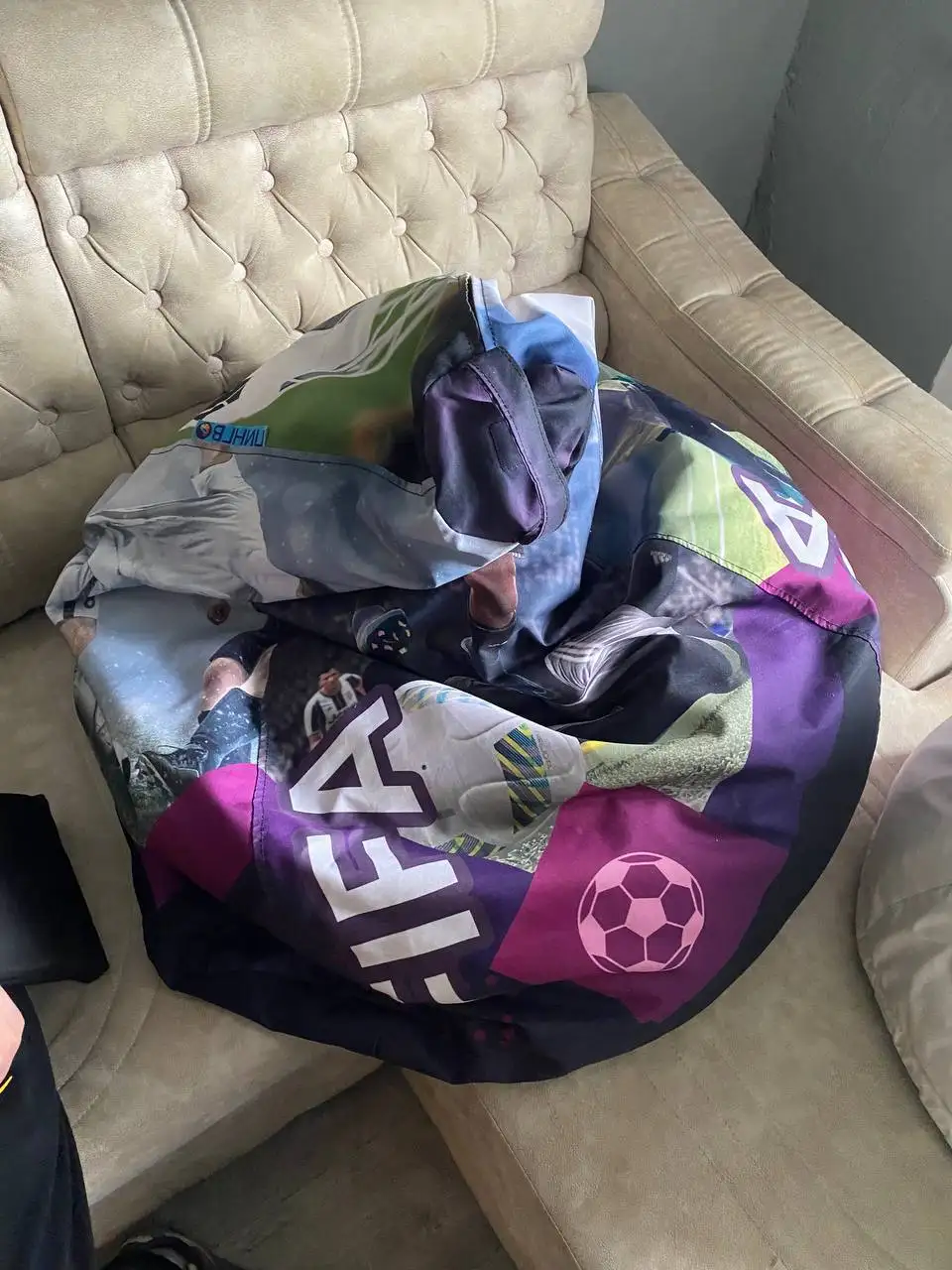 Телевизор, стол и пуфики - Телевизоры (Электроника) в Ульяновск