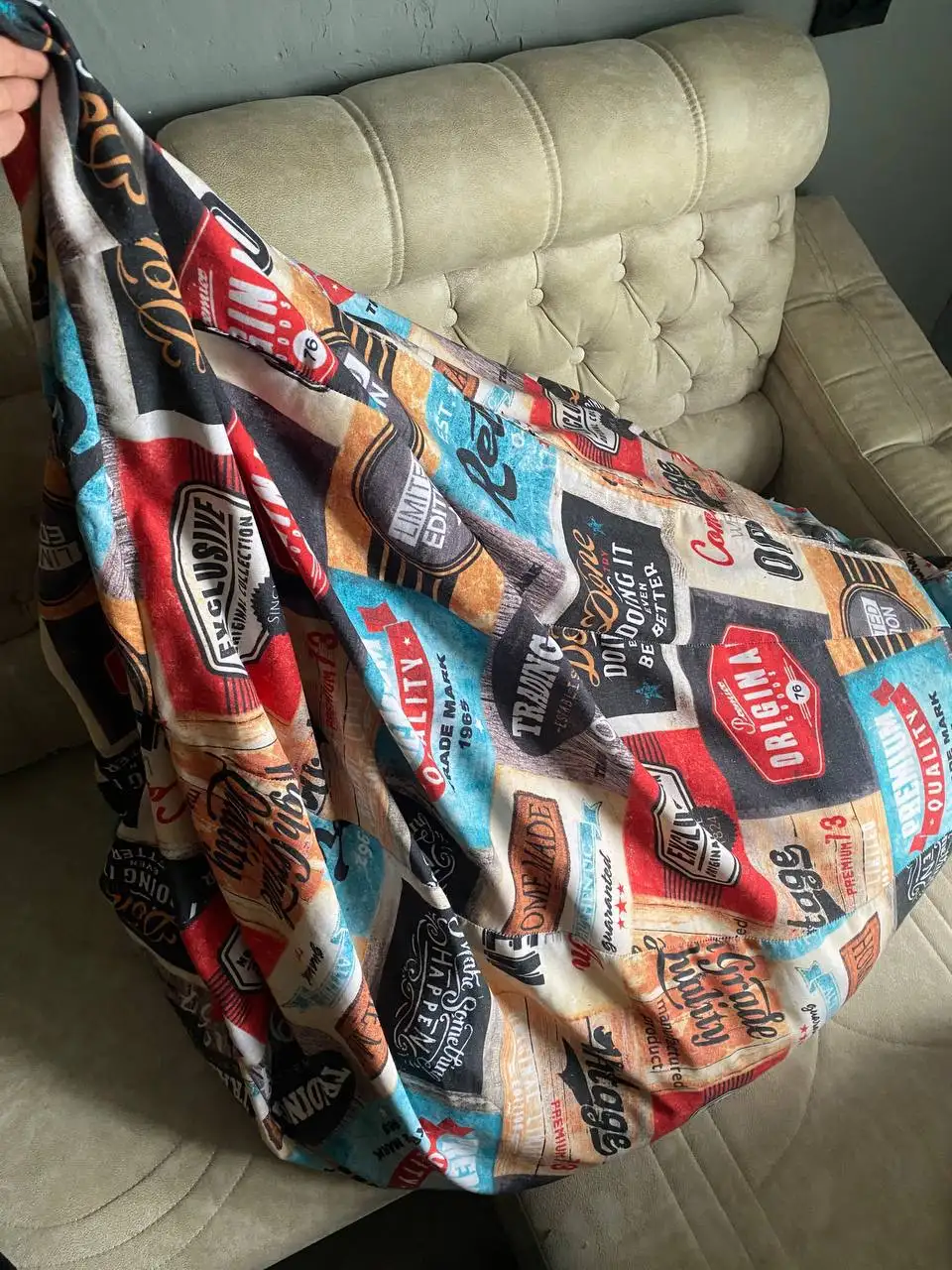 Телевизор, стол и пуфики - Телевизоры (Электроника) в Ульяновск