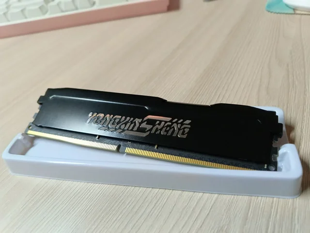 Продам оперативную память DDR4 4GB - Расходные материалы в Ульяновск