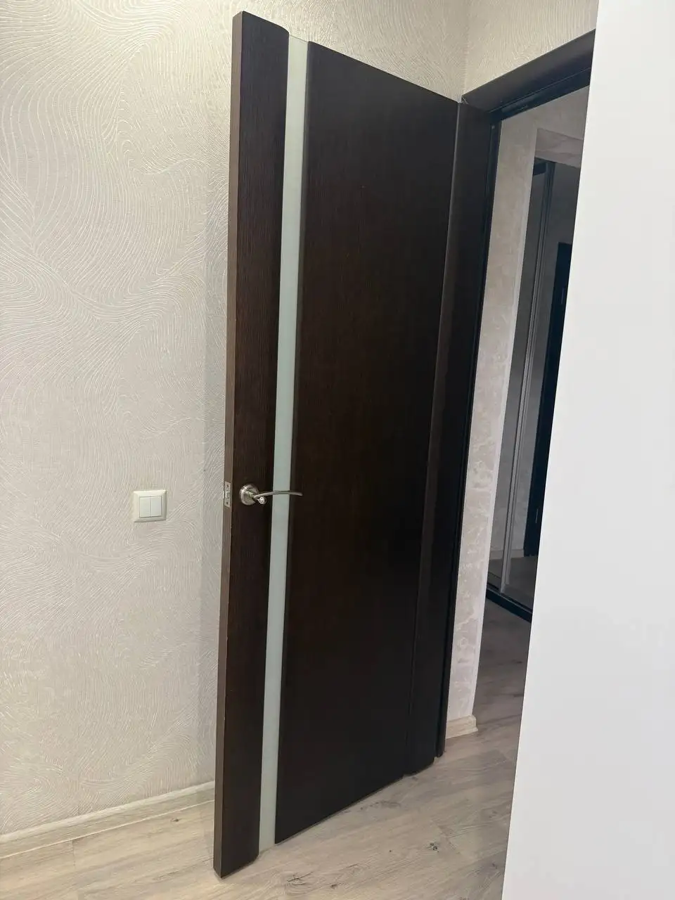 Продажа 4 межкомнатных дверей из натурального шпона - Двери (Для дома и дачи) в Ульяновск