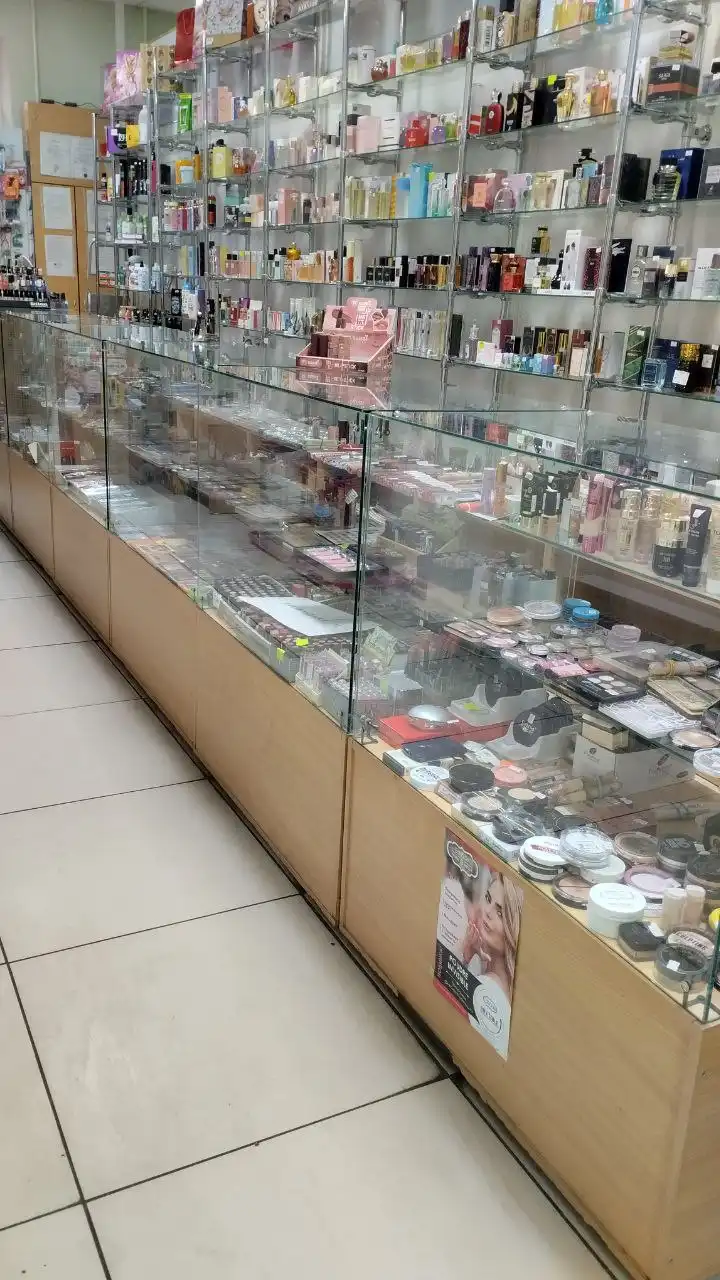 Продам торговое оборудование и остатки товара