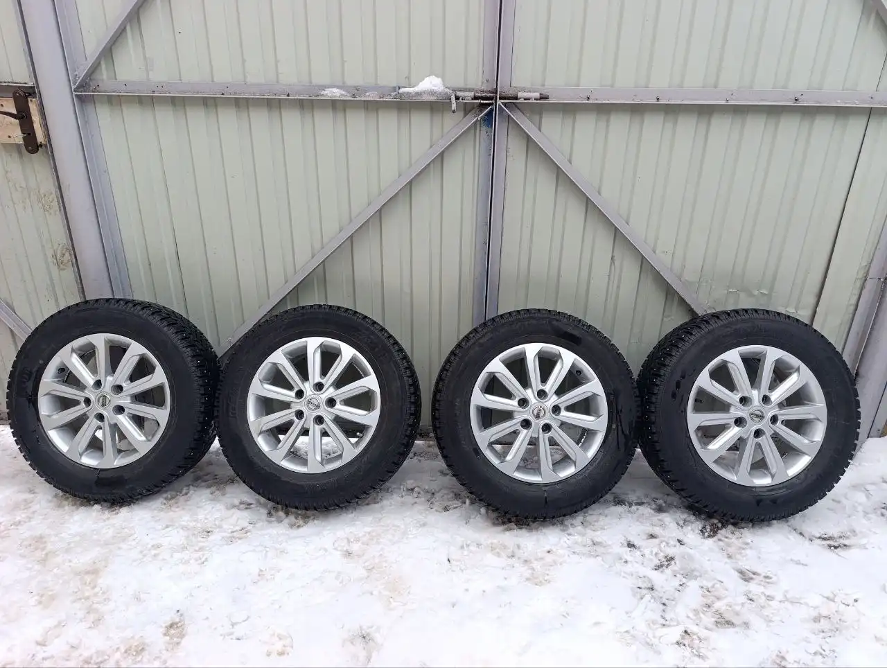 Продам колёса в сборе R16 с шинами Yokohama зимними