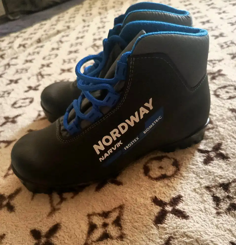 Продам лыжные ботинки - Лыжи (Хобби и отдых) в Ульяновск